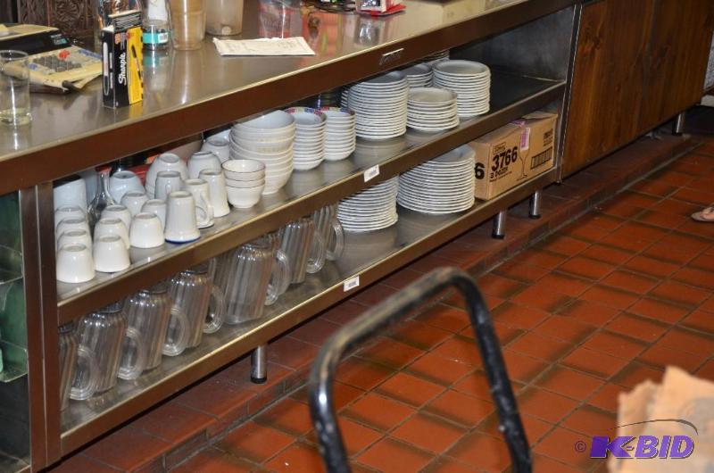 lot 117 image: Contents of bottom shelf including Clear pla...