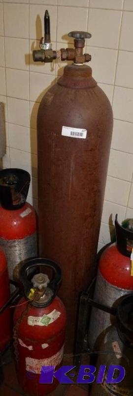 lot 127 image: Helium tank UN1046&nbsp55x8"...