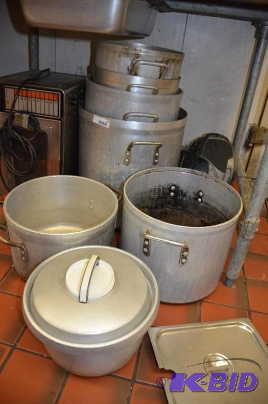 lot 160 image: Large lot of Commercial pots...