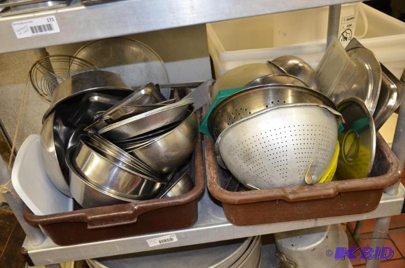 lot 172 image: Lot of pots and strainers-Contents of shelf...