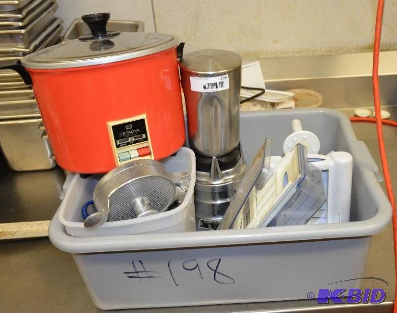 lot 198 image: waring deluxe blender Model 702B 115 voltche...