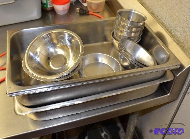 lot 199 image: Stainless Steel Commercial buffet pans and pr...