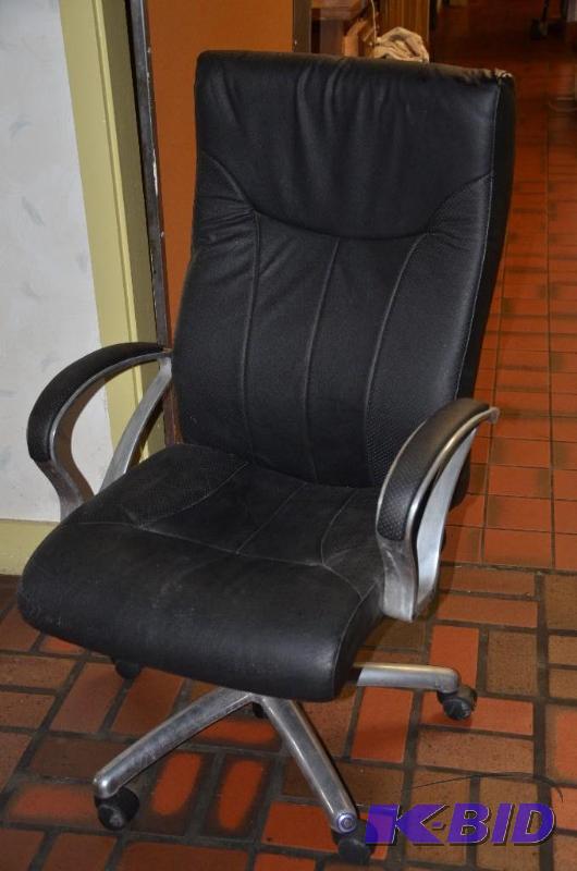 lot 211 image: Executive High back office chair...