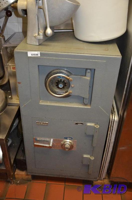 lot 35 image: MAJOR Safe model 107425 by MAJOR Safe Co. Too...