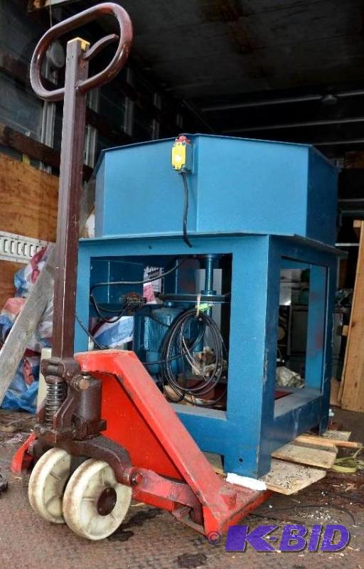 lot 49 image: Red Pallet Jack...
