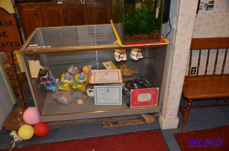 lot 97 image: Glass cabinet 22&quotx39&quotx48" No c...