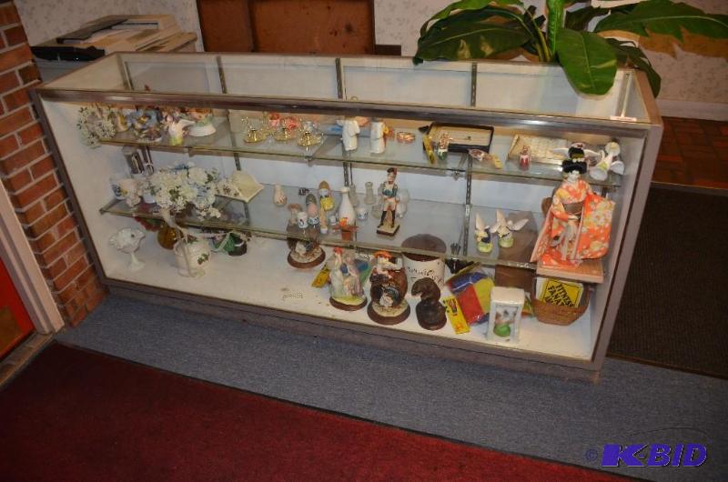 lot 99 image: Glass display case with 2 glass shelves. 20&q...
