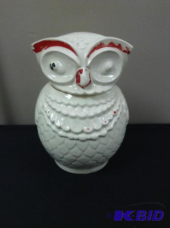 lot 34 image: Vintage Owl Cookie Jar - American Bisque 1940s