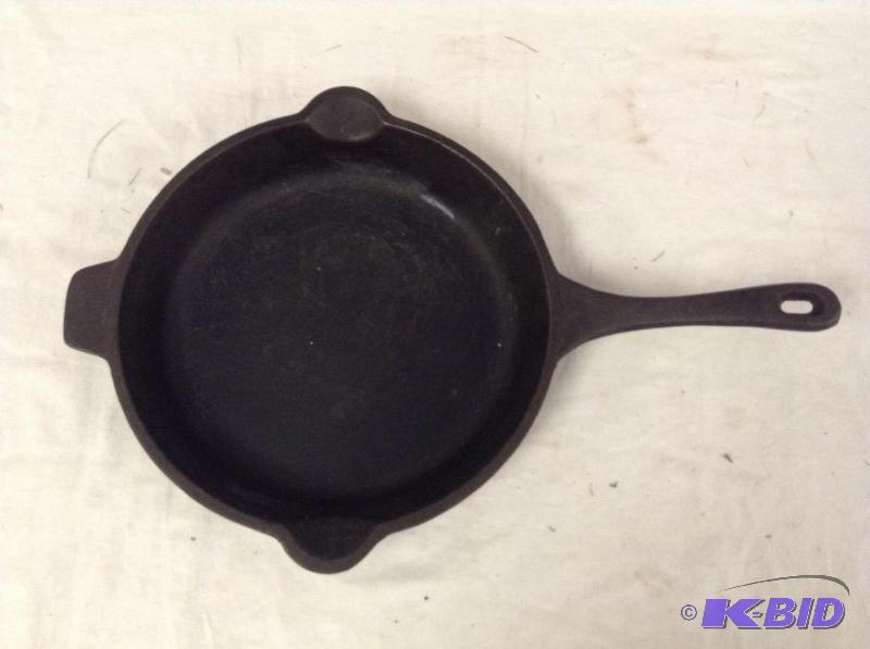 lot 55 image: Martha Stewart Collection Cast Iron Pan