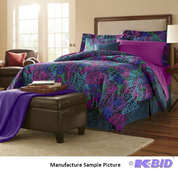 lot 21 image: Mali Comforter Set - Full - Pretty and powerf...