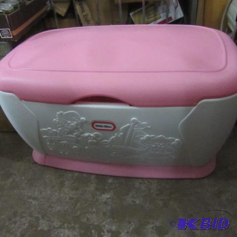 lot 108 image: Little Tykes Toy Chest