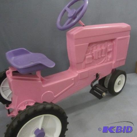 lot 16 image: Scale Models Pedal Tractor