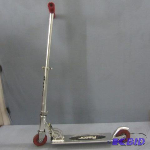 lot 17 image: Razor Scooter