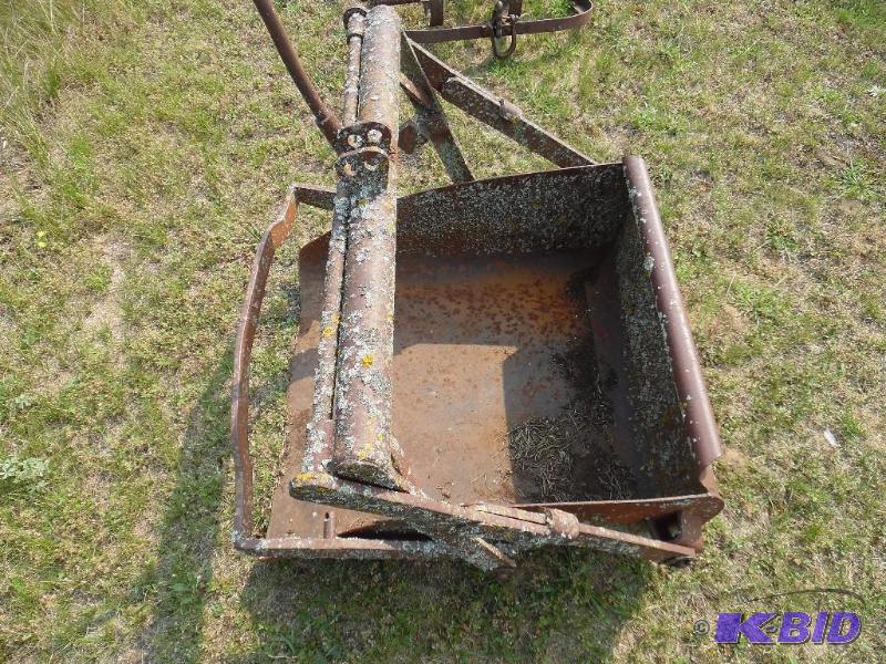 lot 8 image: slip scrapper