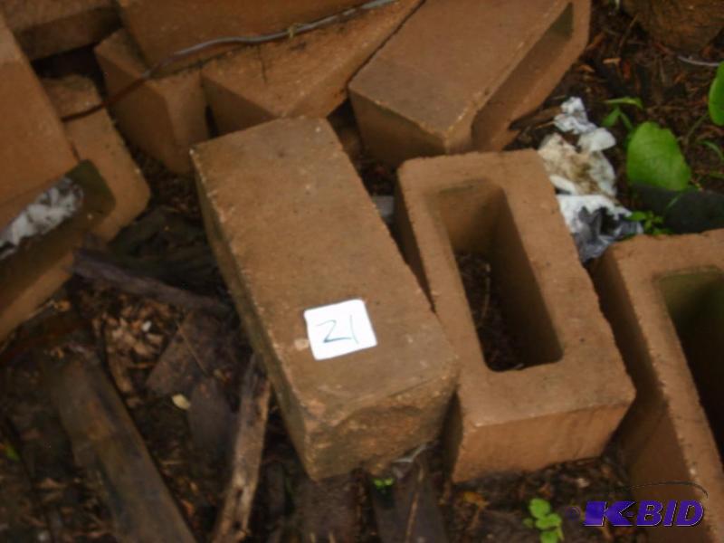 lot 21 image: Misc Lot Keystone Decorative Blocks
