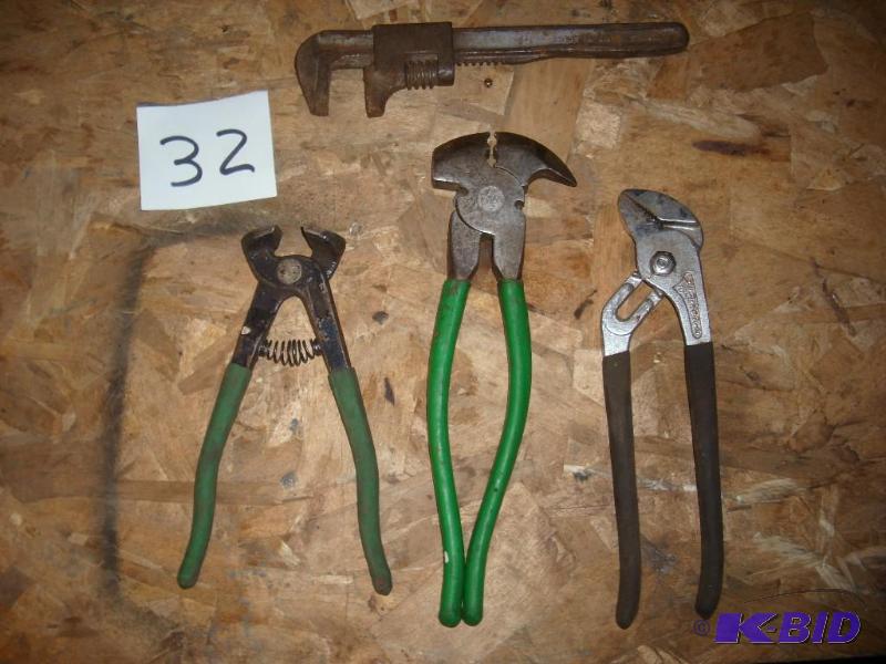 lot 32 image: Fencing Tool & Misc