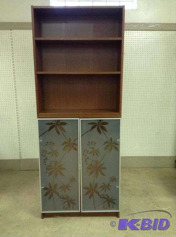 lot 15 image: Frosted Glass Front Hutch