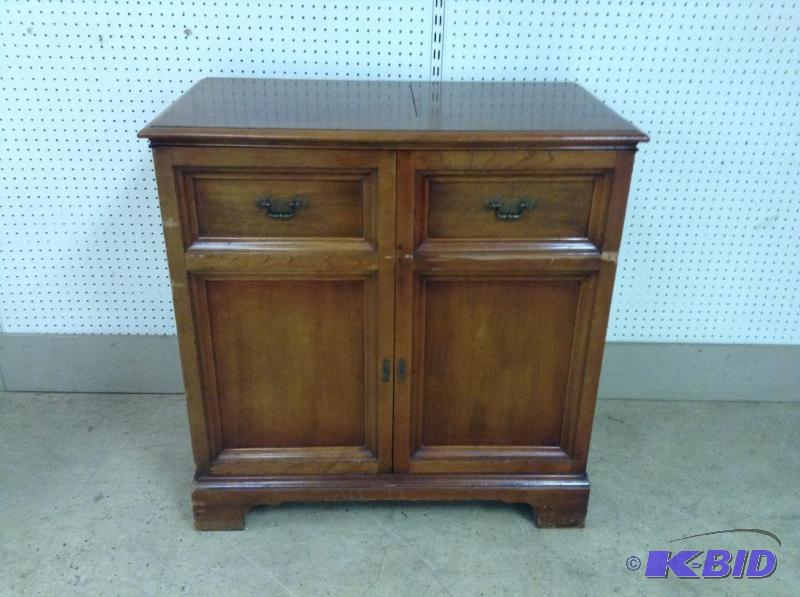 lot 18 image: Magnavox Stereo Cabinet