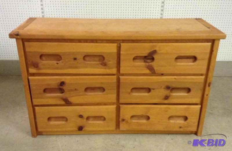 lot 2 image: Nice 6 Drawer Dresser