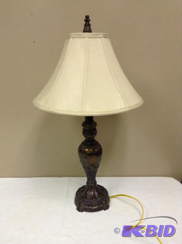 lot 35 image: Pretty Side Table Lamp