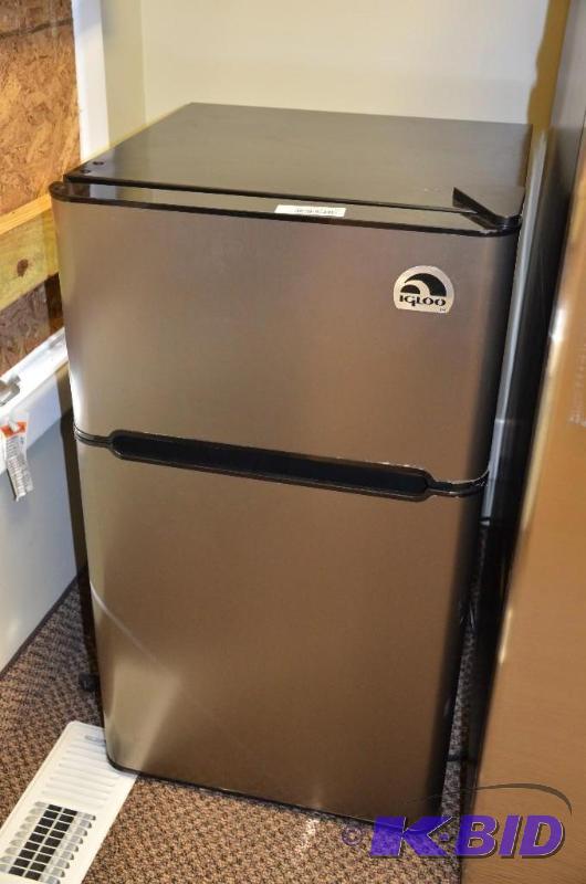 lot 10 image: Igloo Household Refrigerator Model FR834B. 19...