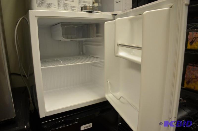 lot 16 image: Haier household Refrigerator Model HNSB02. 18...