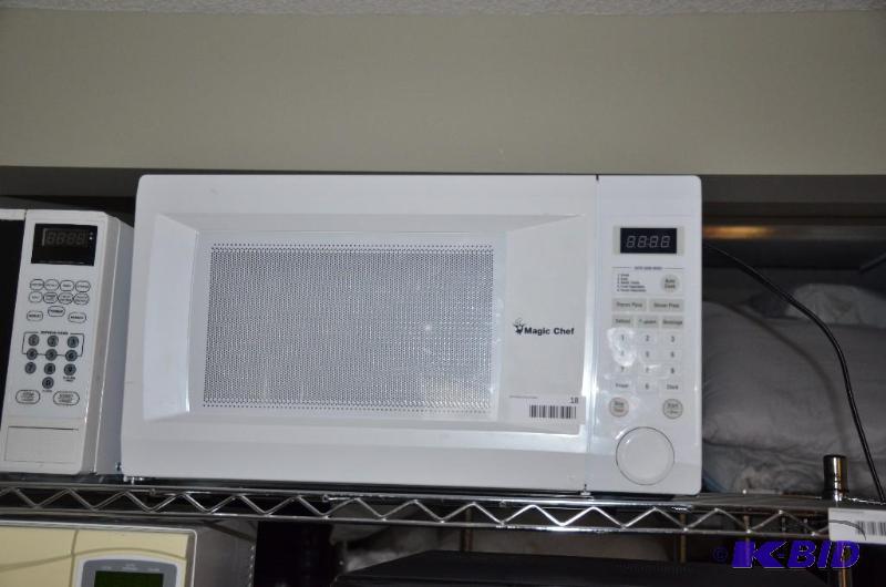 lot 18 image: Magic Chef Microwave oven Model MCD1110WB. ...
