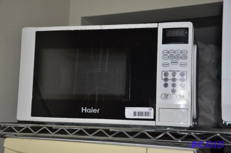 lot 19 image: Haier microwave oven. Model MWM0701TW. ...