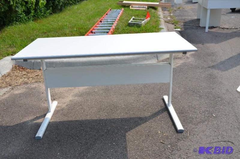 lot 239 image: White table. 28&quotx30&quotx55"....