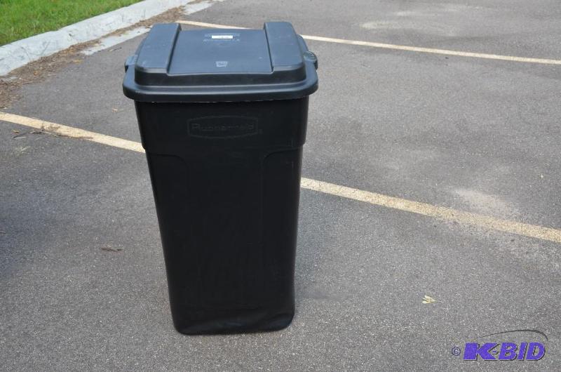 lot 243 image: 50 Gallon RUBBERMAID Roughneck Trash Can...