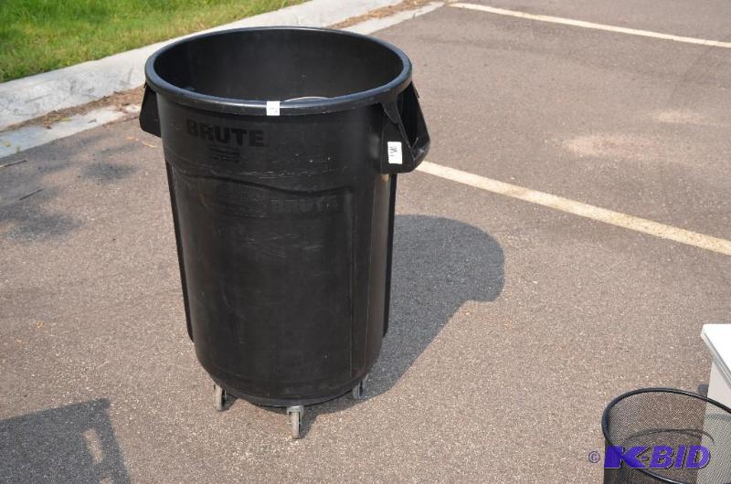 lot 246 image: BRUTE 50 gallon Rubbermaid trashcan on wheels...
