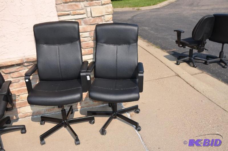 lot 59 image: 2 black lowback rolling chairs, 1 leather w 9...