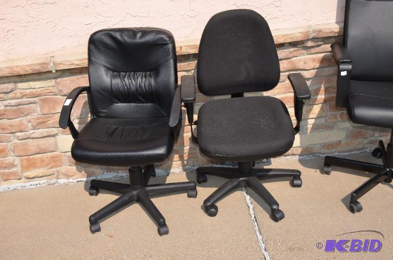 lot 59A image: 2 black lowback rolling chairs, 1 leather w 9...