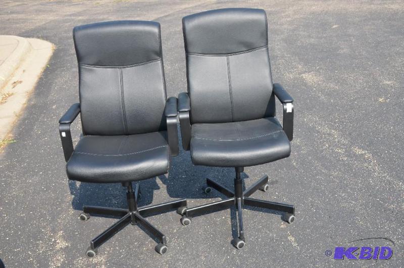 lot 61 image: 2 Black leather highback rolling chairs w 100...