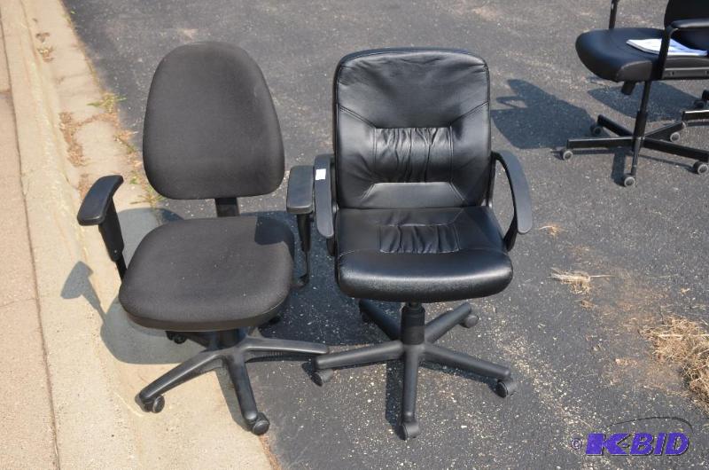 lot 62 image: &nbsp2 black lowback rolling chairs, one lea...