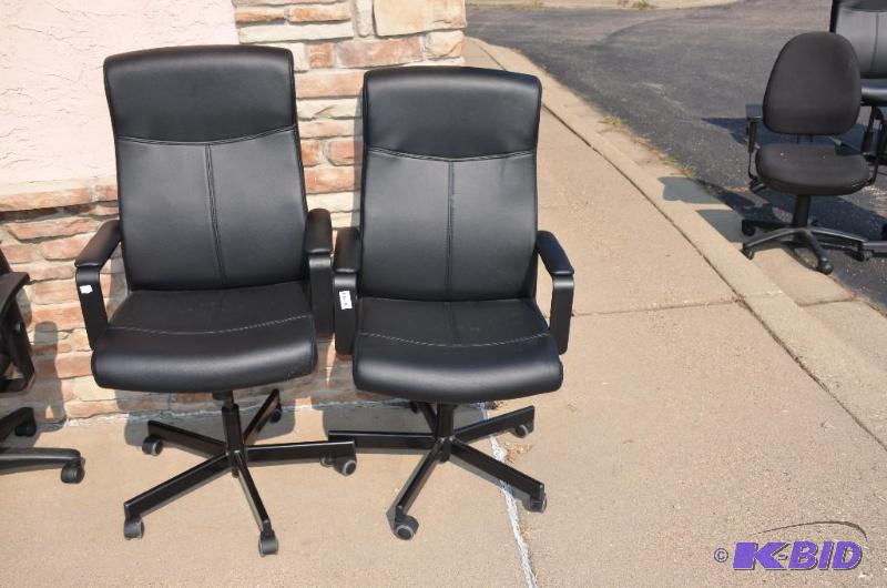 lot 65 image: One Black leather high&nbspback &nbsprollin...
