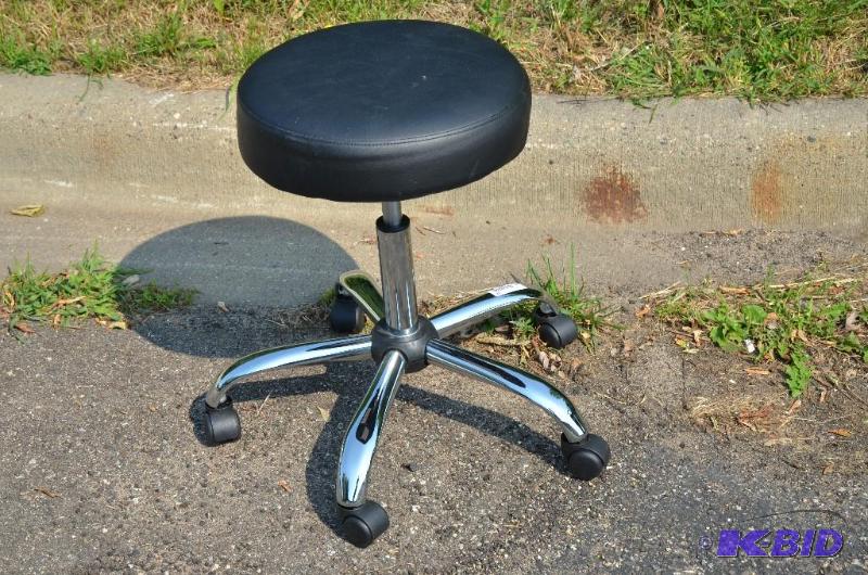 lot 68 image: Black leather rolling stool w 100% Polyuretha...