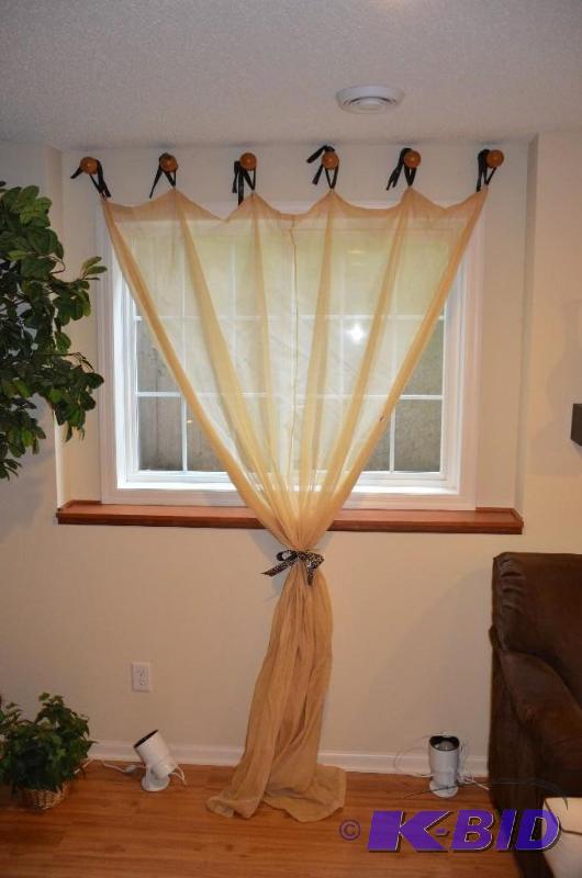 Decorative curtain with six wooden round curt...