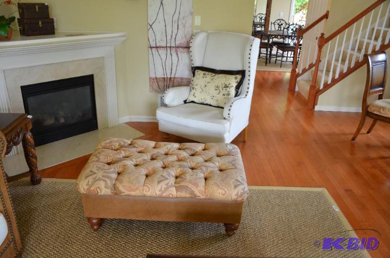 Beautiful ottoman that matches and complement...