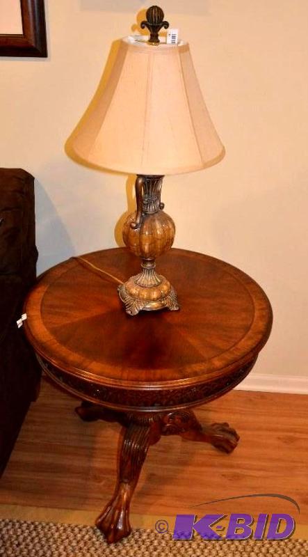 Accent lamp - approximately 31 inches tall. T...