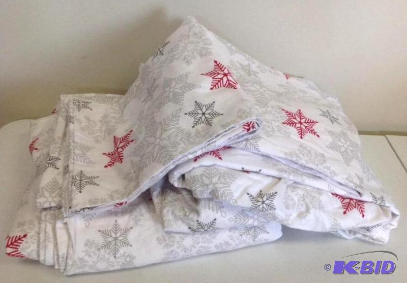lot 1 image: JC Penny Flannel King Sheet Set Snow Flakes