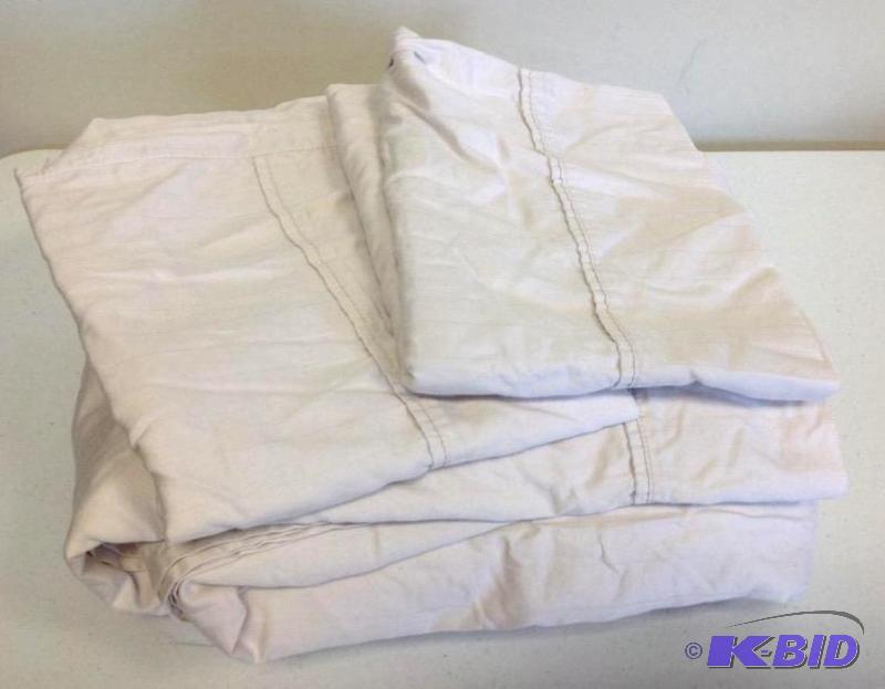 lot 19 image: Royal Velvet Queen Sheet Set Light Sand