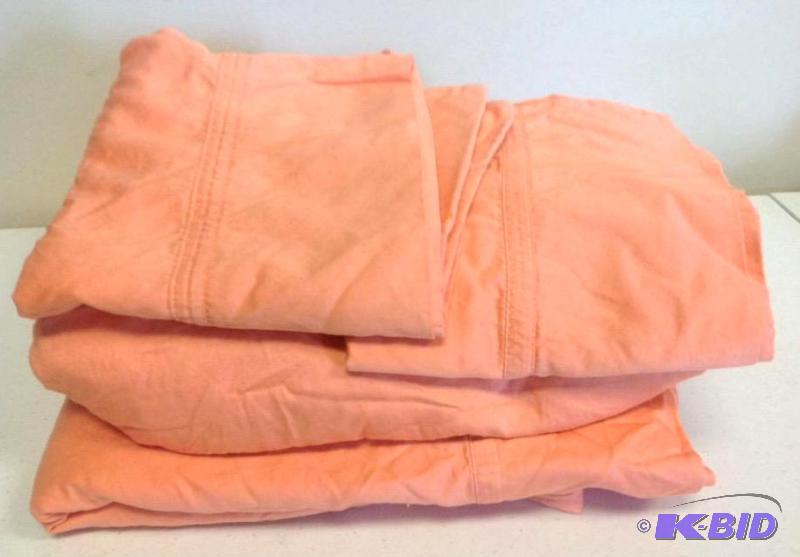 lot 26 image: JC Penny Full  Queen Sheet Set Peach