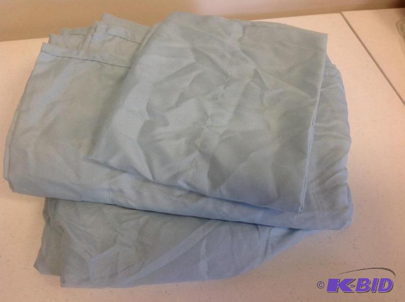 lot 32 image: JC Penny Home Twin Sheet Set Turquoise
