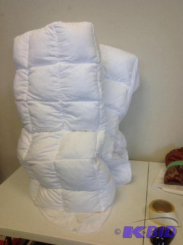 lot 35 image: Royal Velvet King Mattress Pad Cover