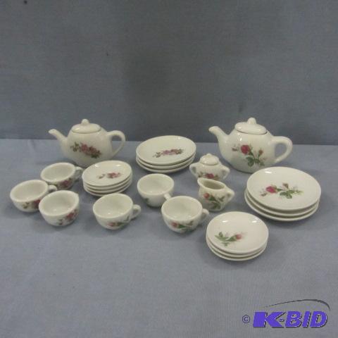 lot 100 image: Childs Tea & Dinner Set