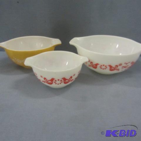 lot 132 image: Pyrex Bowls, Roosters