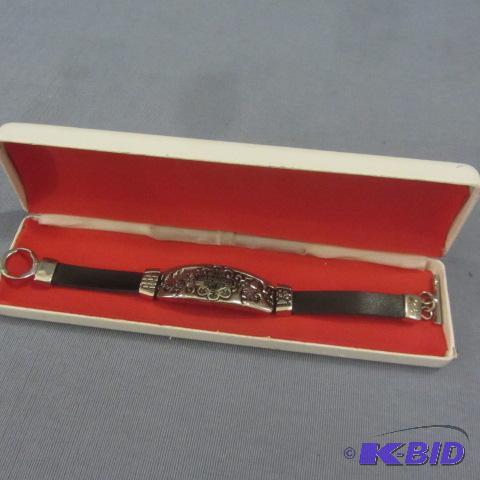 lot 152 image: Harley Leather Bracelet