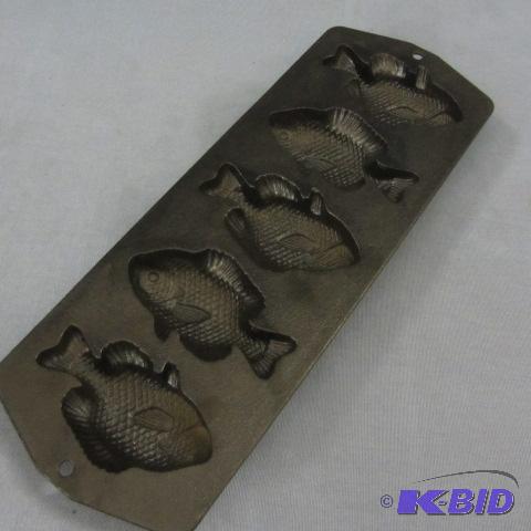 lot 211 image: Lodge Fish Cornbread Cast Pan
