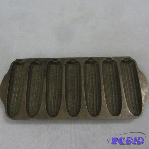 lot 212 image: Griswold Cast Iron Corn Bread
